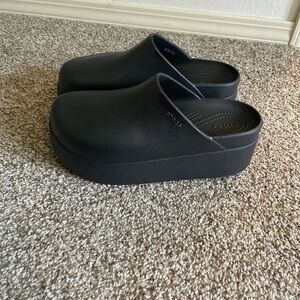 Dylan Platform clogs crocs